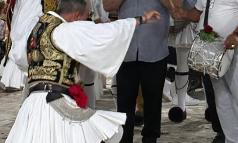 Νίκος Αλιάγας: Χόρεψε με φουστανέλα σε πανηγύρι στη Σταμνά