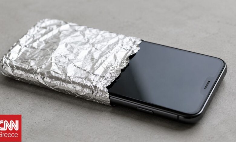 Αυτοί είναι οι λόγοι που κάποιοι τυλίγουν το smartphone τους με αλουμινόχαρτο