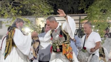 Νίκος Αλιάγας: Χόρεψε με φουστανέλα στο πανηγύρι της Αγίας Αγάθης και… |