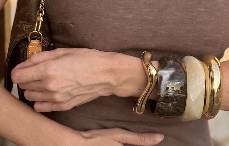 Chunky bracelets: Το αξεσουάρ που αναβαθμίζει κάθε outfit