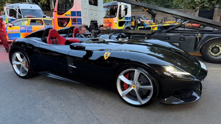 Οδηγούσε ανασφάλιστη Ferrari Monza SP2 χωρίς δίπλωμα!