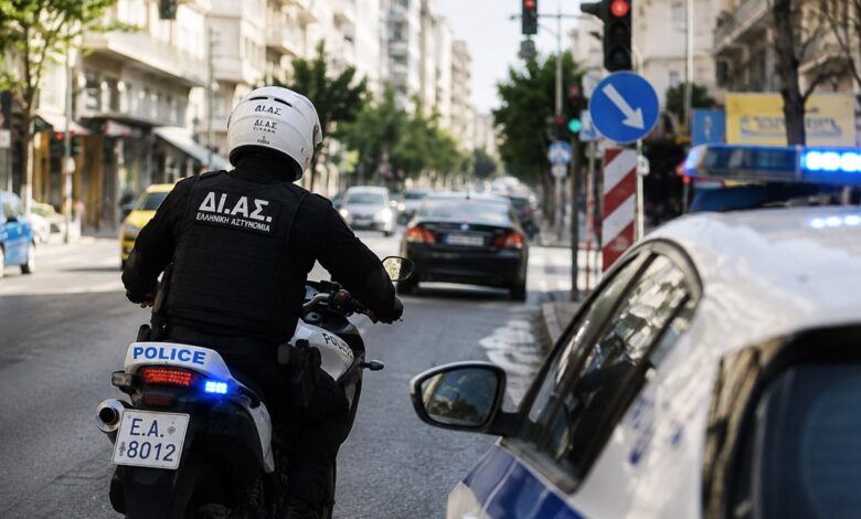 Οδηγός έκανε 16 παραβάσεις για να ξεφύγει και «έφαγε» πρόστιμο 5.975 ευρώ Οδηγός έκανε 16 παραβάσεις για να ξεφύγει και «έφαγε» πρόστιμο 5.975 ευρώ