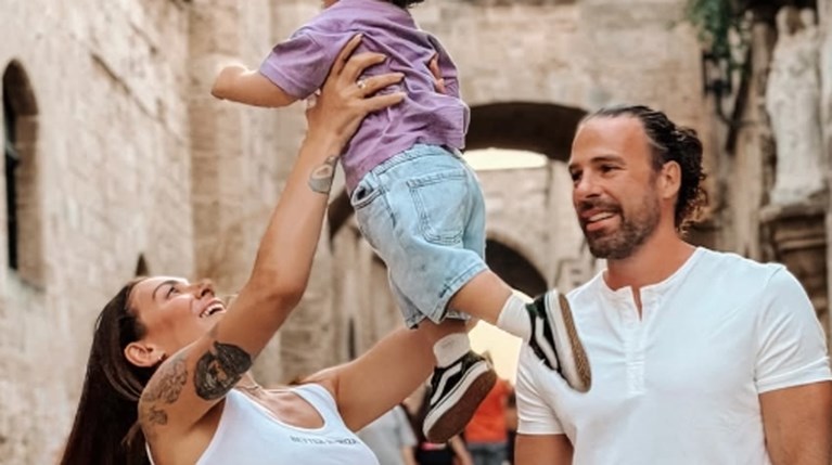 Η Ευρυδίκη Βαλαβάνη μοιράζεται το άλμπουμ από τις πρώτες διακοπές με τον… |