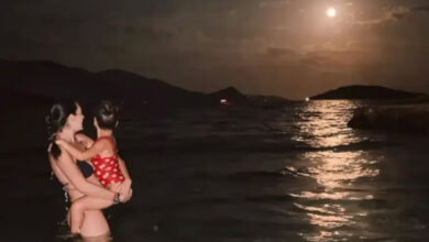 Νικολέττα Ράλλη: Νυχτερινή βουτιά με την κόρη της υπό την πανσέληνο