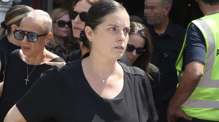 Συναισθηματικά φορτισμένη η οικογένεια του Δημήτρη Κόκοτα στην κηδεία του… |