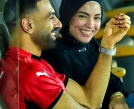 Magi Sadeq: Ποια είναι η βιοτεχνολόγος σύζυγος του Mohamed Salah που στέκεται διακριτικά δίπλα του