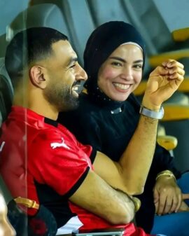 Magi Sadeq: Ποια είναι η βιοτεχνολόγος σύζυγος του Mohamed Salah που στέκεται διακριτικά δίπλα του