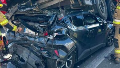 Toyota C-HR σάντουιτς σε δύο νταλίκες – Με γρατζουνιές οι επιβάτες