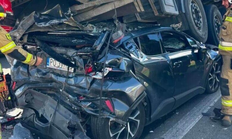 Toyota C-HR σάντουιτς σε δύο νταλίκες – Με γρατζουνιές οι επιβάτες