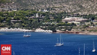 Οι 17 παραλίες της Αττικής που έχουν Γαλάζια Σημαία – Πού απαγορεύεται η κολύμβηση