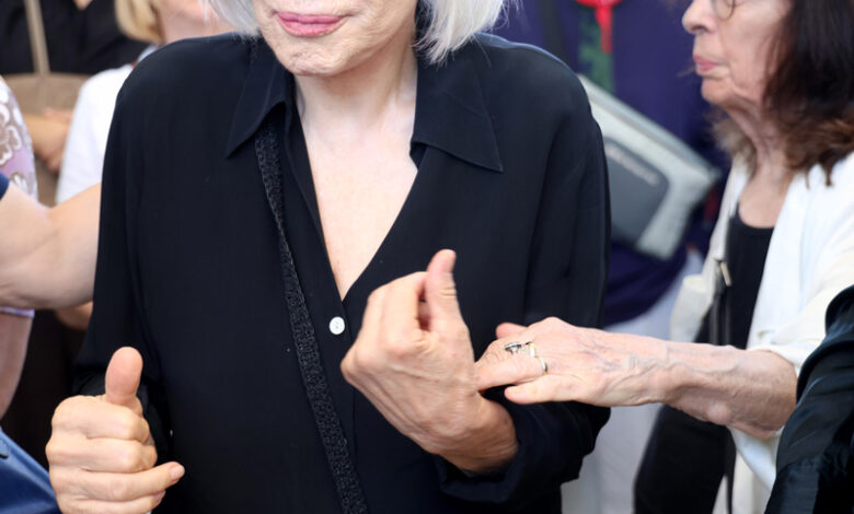 Νίκος Καλογερόπουλος: Πλήθος κόσμου στο τελευταίο «αντίο»