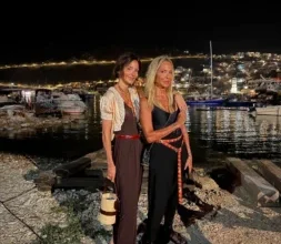 Άννα Βίσση – Σοφία Καρβέλα: Μαμά και κόρη ποζάρουν αγκαλιά στο γραφικό λιμάνι της Σύμης