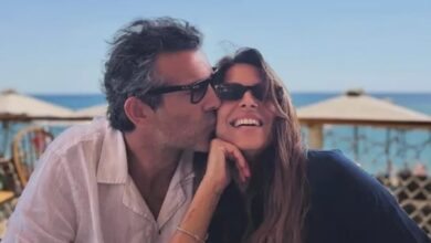 Φίλιππος Μιχόπουλος & Κωνσταντίνα Ευριπίδου περπατούν αγκαλιά στα στενά της… |