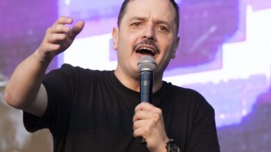 Αλέξανδρος Τσουβέλας: «Αυτομαστιγώνομαι, ακόμα και όταν με ξεγελούν τα ρίχνω στον εαυτό μου»
