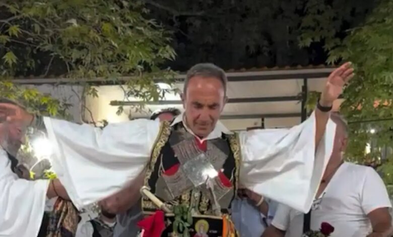 Ο Νίκος Αλιάγας χόρεψε με φουστανέλα σε πανηγύρι στη Σταμνά Μεσολογγίου και γνώρισε την αποθέωση