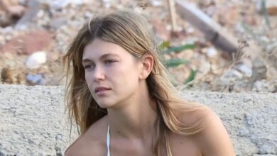 Η Κλέλια Ανδριολάτου ποζάρει με μαγιό στον ποταμό Αχέροντα και κάνει κατακόρυφο στις όχθες του