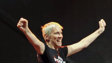 Άνι Λένοξ για Ντόλι Πάρτον: Ήταν τόσο επιβλητική που μπορούσε να γεμίσει 10 στάδια ποδοσφαίρου