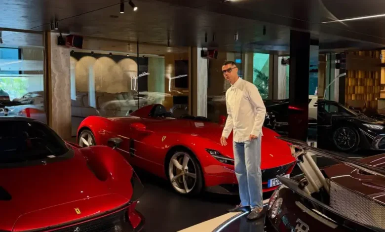 Ο Cristiano Ronaldo φωτογραφήθηκε μπροστά από τον στόλο των πανάκριβων αυτοκινήτων του! Ο Cristiano Ronaldo φωτογραφήθηκε μπροστά από τον στόλο των πανάκριβων αυτοκινήτων του!
