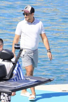 Ο Νίκος Βέρτης σε χαλαρές στιγμές στο «νησί των ανέμων»