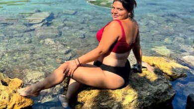 Η Δανάη Μπάρκα ποζάρει σε έναν βράχο και φιλοσοφεί: «Να γελάμε, να αγαπάμε και να βάζουμε όρια»