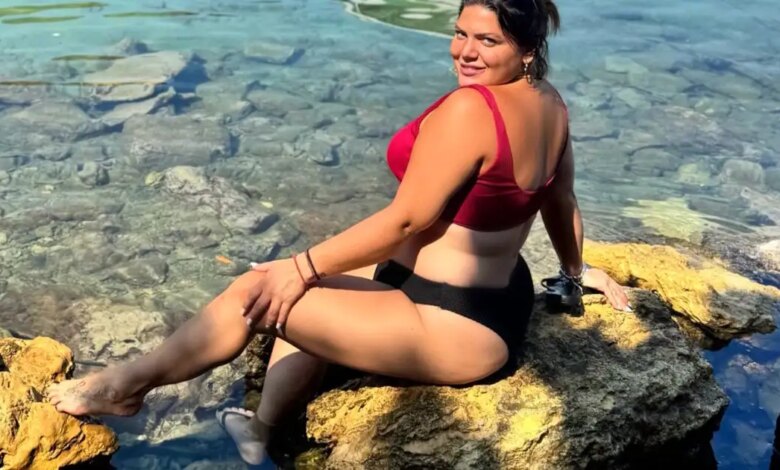 Η Δανάη Μπάρκα ποζάρει σε έναν βράχο και φιλοσοφεί: «Να γελάμε, να αγαπάμε και να βάζουμε όρια»