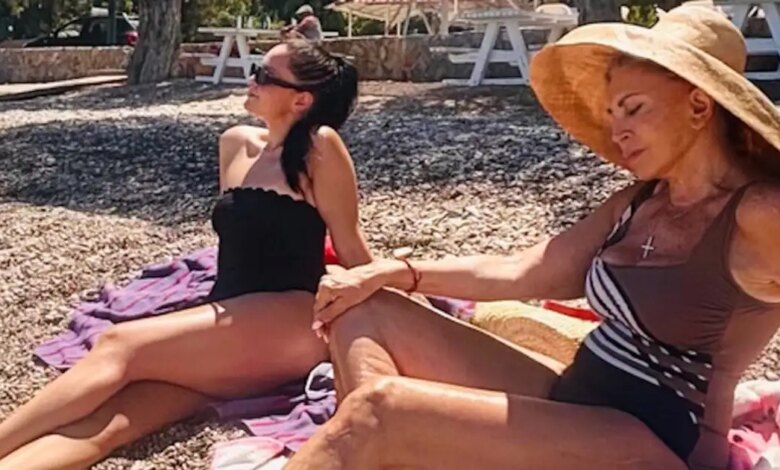 H Μιμή Ντενίση με την κόρη της, Μαριτίνα, στην παραλία