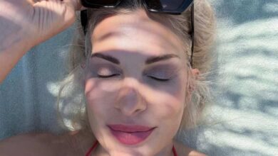 Η Ελένη Μενεγάκη και ο Μάκης Παντζόπουλος σε χαλαρές στιγμές σε ταβέρνα στην Κεφαλονιά