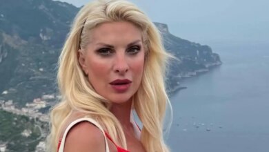 Η Ελένη Μενεγάκη με τον Μάκη Παντζόπουλο στην Κεφαλονιά: Επισκέφτηκε το εστιατόριο της Τασίας στο Φισκάρδο