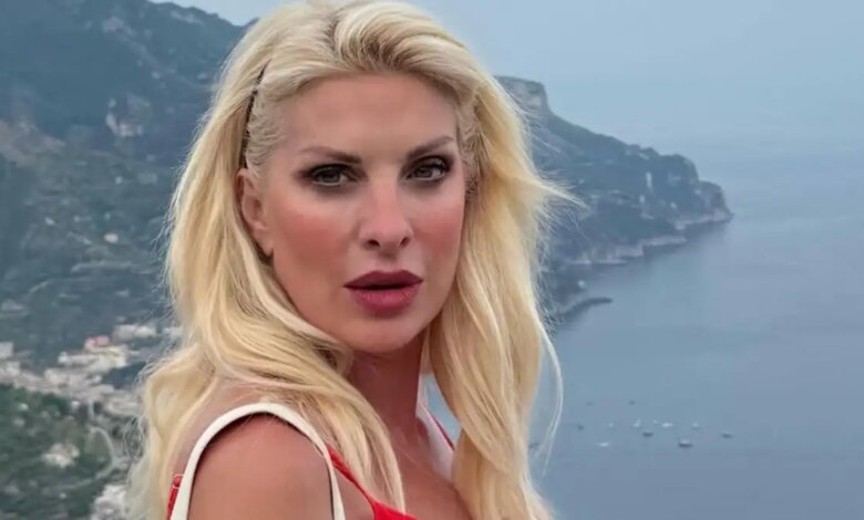Η Ελένη Μενεγάκη με τον Μάκη Παντζόπουλο στην Κεφαλονιά: Επισκέφτηκε το εστιατόριο της Τασίας στο Φισκάρδο