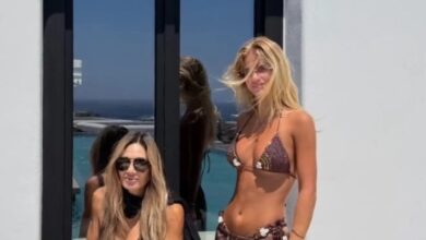 Η Ελένη Πετρουλάκη ποζάρει στη Μύκονο με την 21χρονη κόρη της, Άννα Μαρία