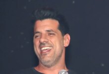 Ο Θοδωρής Φέρρης τραγουδάει τον «Απρίλη» του Μίκη Θεοδωράκη, στις πρόβες για τη συναυλία του