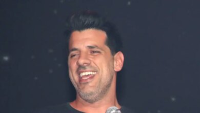 Ο Θοδωρής Φέρρης τραγουδάει τον «Απρίλη» του Μίκη Θεοδωράκη, στις πρόβες για τη συναυλία του