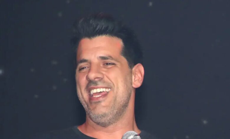 Ο Θοδωρής Φέρρης τραγουδάει τον «Απρίλη» του Μίκη Θεοδωράκη, στις πρόβες για τη συναυλία στο θέατρο Λυκαβηττού