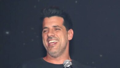 Θοδωρής Φέρρης: Η στιγμή που τρώει μπέργκερ κατά τη διάρκεια της sold out συναυλίας του στη Ρόδο