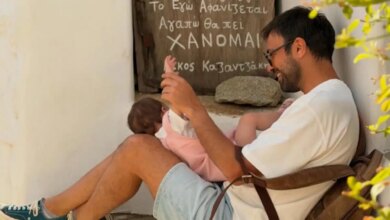 Ο Αντρέας Γεωργίου στην Τήνο με τη γυναίκα του, Σιμώνη Χριστοδούλου και την ενός έτους κόρη τους