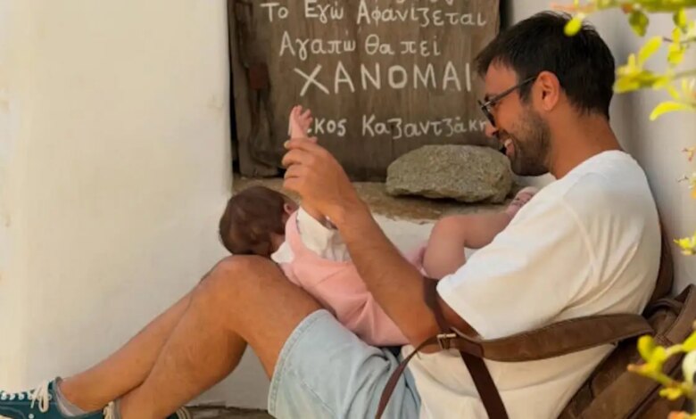 Ο Αντρέας Γεωργίου στην Τήνο με τη γυναίκα του, Σιμώνη Χριστοδούλου και την ενός έτους κόρη τους