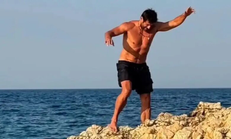 Ο Αλέξης Γεωργούλης τρολάρει την προσπάθειά του να περπατήσει σε βράχια