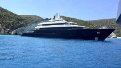 Ο Γιώργος Λιάγκας συνεχίζει τις διακοπές και ποζάρει με μαγιό στην παραλία Φτέρη: «Ο αναδυόμενος»