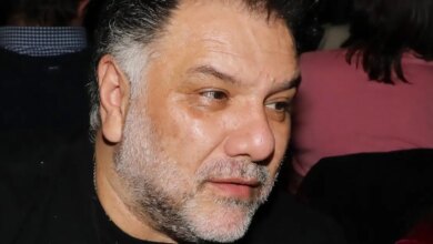 Γρηγόρης Αρναούτογλου: Το συγκινητικό «αντίο» στον Νίκο Καλογερόπουλο λίγες ώρες πριν από την κηδεία του