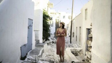 «Σύνδρομο των Κυκλάδων»: Πώς τα σκαλοπάτια και τα σοκάκια καταπονούν γόνατα και ισχία