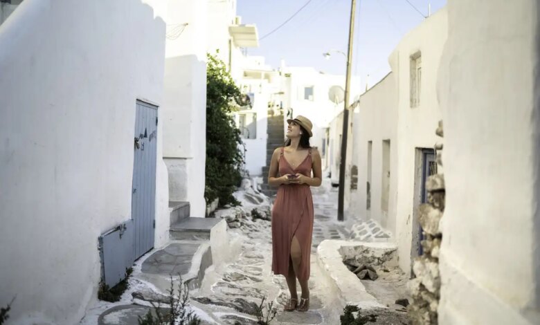 «Σύνδρομο των Κυκλάδων»: Πώς τα σκαλοπάτια και τα σοκάκια καταπονούν γόνατα και ισχία