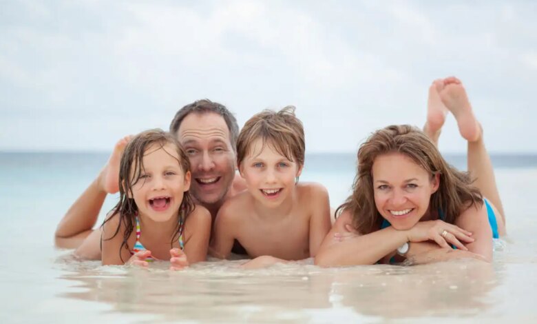 Βακτήρια, ιοί και παράσιτα: Τι μπορεί να «κολλήσουμε» στη θάλασσα και τι είναι μύθος