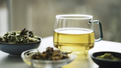 L-θεανίνη για συγκέντρωση και λιγότερο στρες: Τι ξέρουμε για το αμινοξύ που βρίσκεται στο τσάι