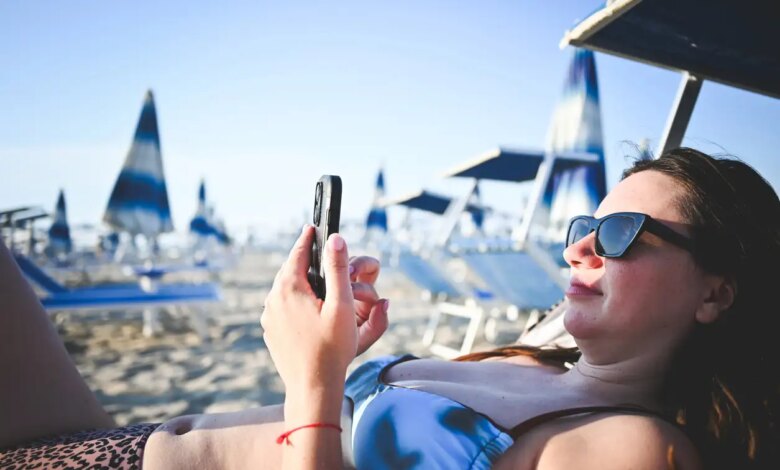 Χρησιμοποιείτε ξαπλώστρα στην παραλία; Πώς να αποφύγετε τον πόνο στη μέση και τον αυχένα