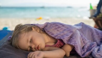 Γιατί νυστάζουμε τόσο στην παραλία; Τι συμβαίνει στο σώμα μας κάτω από τον ήλιο