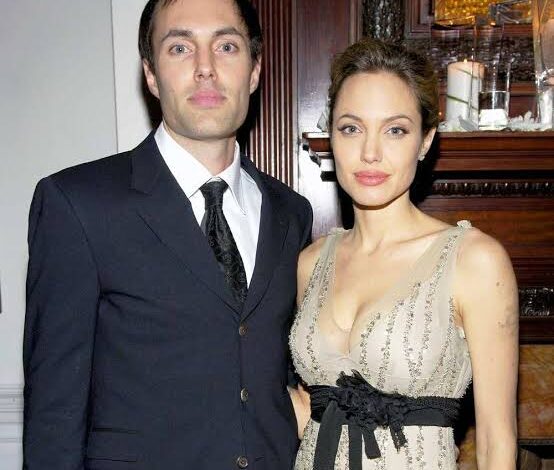 Ο αδελφός της Angelina Jolie αποκάλυψε ότι είναι ομοφυλόφιλος – «Έβαζα κρυφά γκλίτερ στα μάγουλά μου και μάσκαρα» Ο αδελφός της Angelina Jolie αποκάλυψε ότι είναι ομοφυλόφιλος – «Έβαζα κρυφά γκλίτερ στα μάγουλά μου και μάσκαρα»