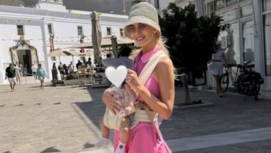 Η Κατερίνα Καινούργιου στην Παναγία Εκατονταπυλιανή της Πάρου αγκαλιά με την κόρη της