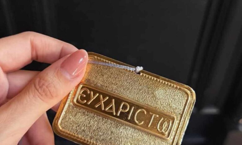 Κατερίνα Καινούργιου: Προσκύνησε στην Παναγία Εκατονταπυλιανή με την κόρη της