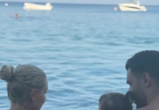 Βίκυ Κάβουρα – Γιώργος Τζαβέλλας: Το τρυφερό οικογενειακό στιγμιότυπο με την κόρη τους στην Πάργα
