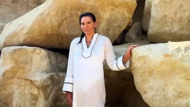 Η Όλγα Κεφαλογιάννη στα Μάταλα: Το μήνυμά της και οι φωτογραφίες μπροστά στις χαρακτηριστικές σπηλιές